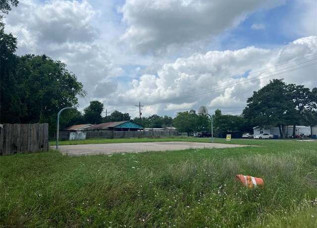 Property at 701 W Virginia St, Navasota, TX 77868