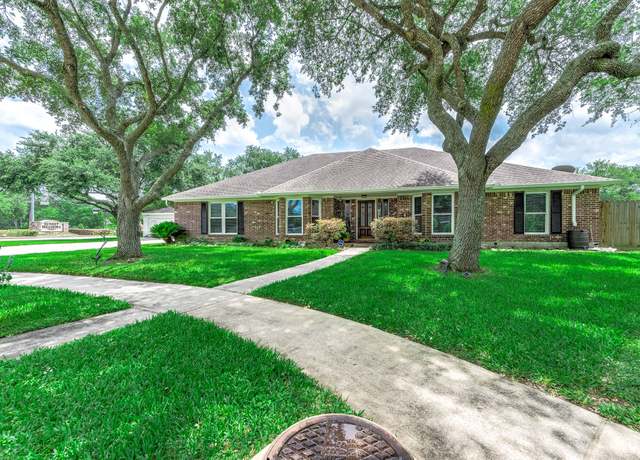 Property at 701 E Haven Ct, Friendswood, TX 77546, 4 beds, 3.5 baths