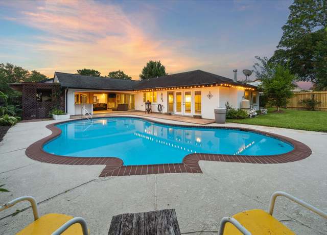 Property at 18618 Point Lookout Dr, Nassau Bay, TX 77058, 3 beds, 2.5 baths