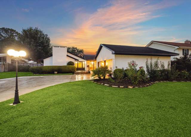 Property at 18618 Point Lookout Dr, Nassau Bay, TX 77058, 3 beds, 2.5 baths