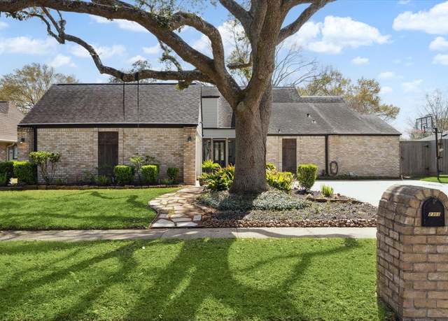 Property at 2303 Fairway Cir, Pearland, TX 77581, 3 beds, 2.5 baths