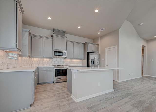 Property at 114 Handley Dr, Montgomery, TX 77316, 3 beds, 2.5 baths