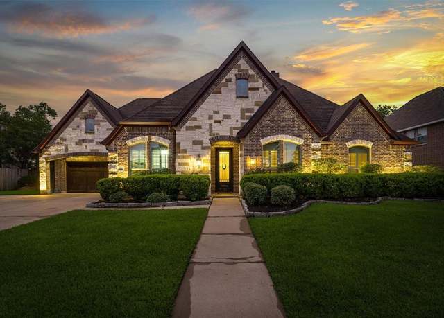 Property at 700 Southfield Dr, Friendswood, TX 77546, 4 beds, 3.5 baths