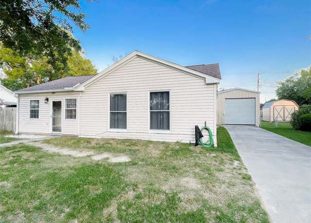 Property at 1205 Heights St, El Campo, TX 77437, 4 beds, 2 baths