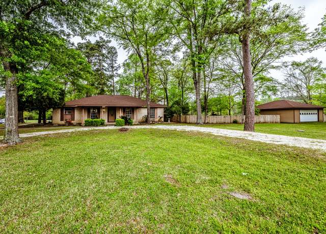 Property at 102 Trailwood Dr, Huntsville, TX 77340, 3 beds, 2 baths