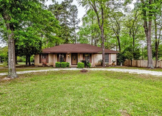 Property at 102 Trailwood Dr, Huntsville, TX 77340, 3 beds, 2 baths