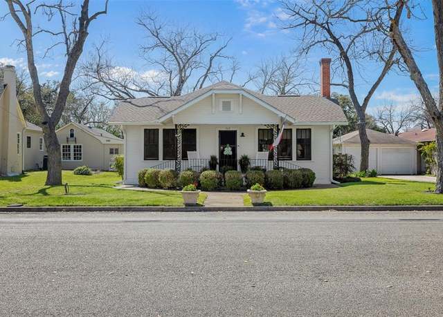 Property at 242 S Franklin St, La Grange, TX 78945, 3 beds, 1.5 baths