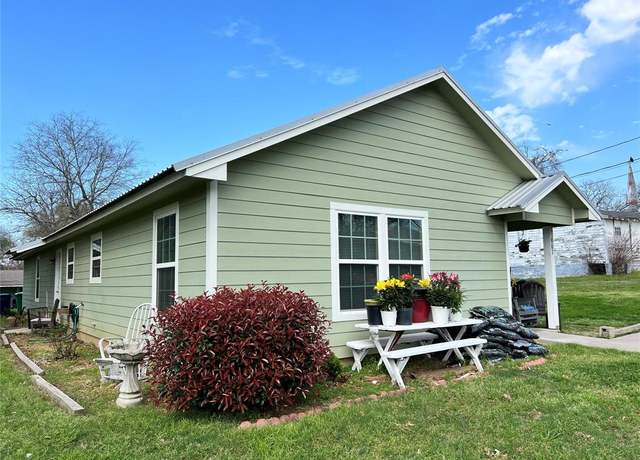 Property at 907 Petty St, Brenham, TX 77833, 3 beds, 2 baths