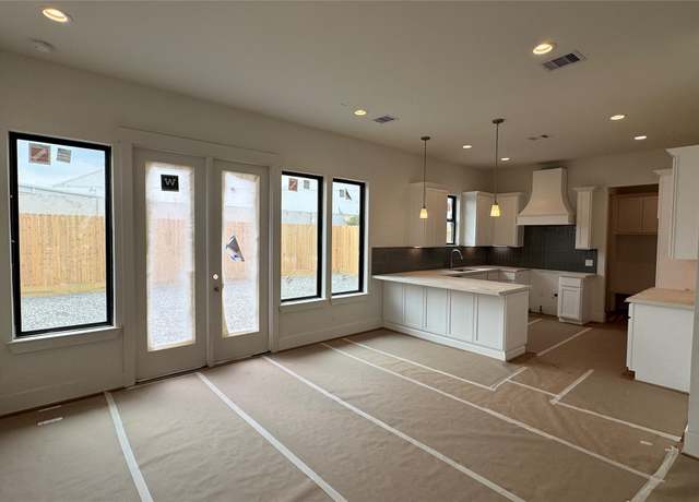 Property at 1103 Western Edge Dr, Houston, TX 77008, 3 beds, 2.5 baths