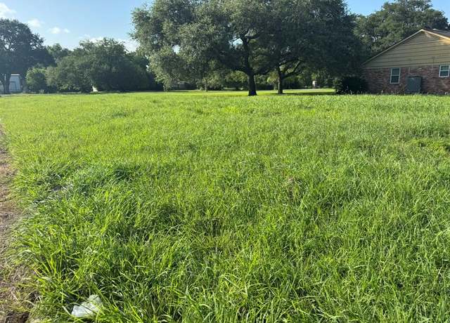 Property at 2827 Golf Crest Dr, Wharton, TX 77488