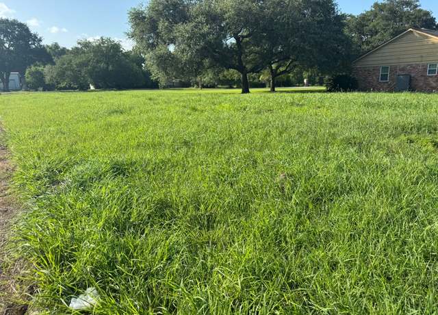 Property at 2827 Golf Crest Dr, Wharton, TX 77488