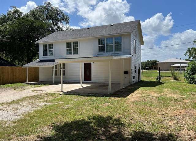 Property at 610 W Division St, Edna, TX 77957, 5 beds, 2 baths