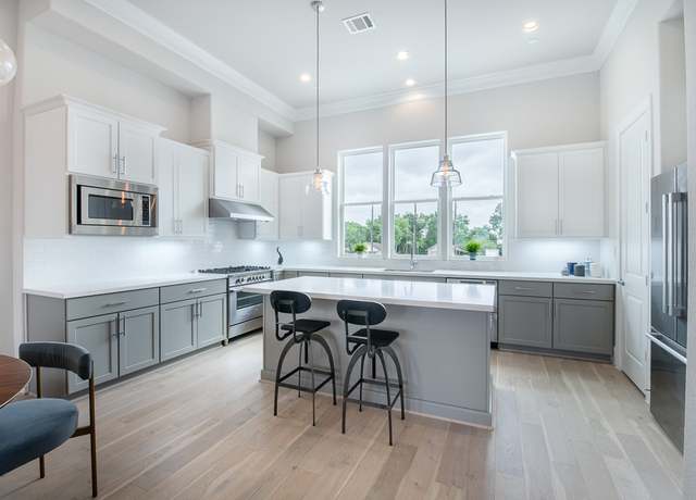 Property at 739 Bringhurst St, Houston, TX 77020, 3 beds, 3.5 baths
