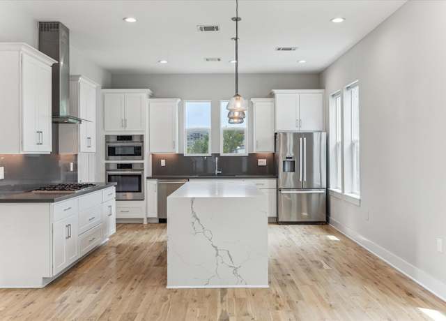 Property at 919 W 16th St Unit C, Houston, TX 77008, 4 beds, 3.5 baths