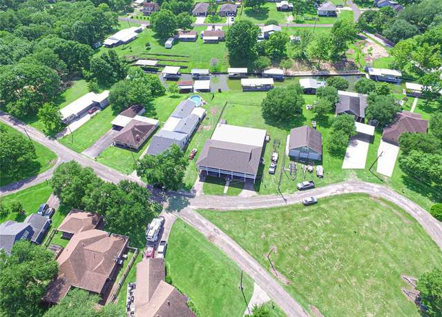 Property at 374 Harbor View Dr, Livingston, TX 77351, 4 beds, 3.5 baths