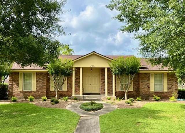 Property at 226 Dogwood St, Lake Jackson, TX 77566, 3 beds, 2 baths