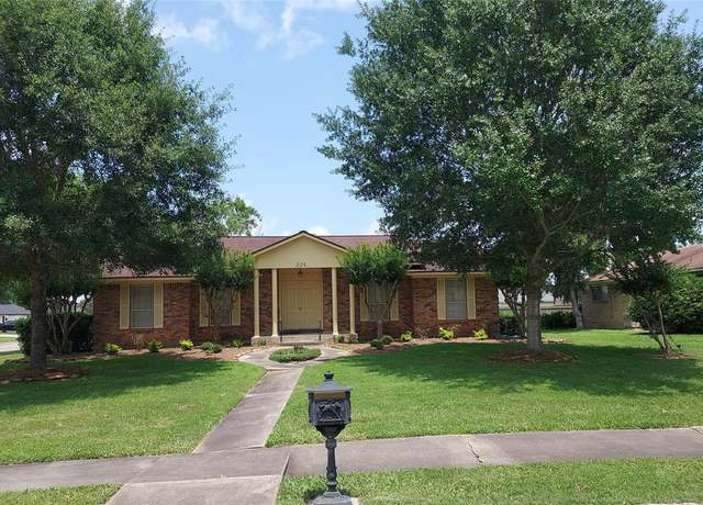 Property at 226 Dogwood St, Lake Jackson, TX 77566, 3 beds, 2 baths