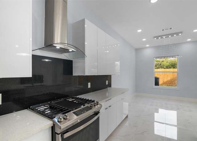 Property at 4932 Creekmont Dr, Houston, TX 77091, 3 beds, 3.5 baths