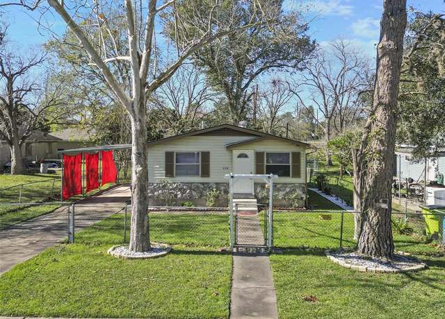 Property at 428 West St, Rosenberg, TX 77471, 3 beds, 1 bath