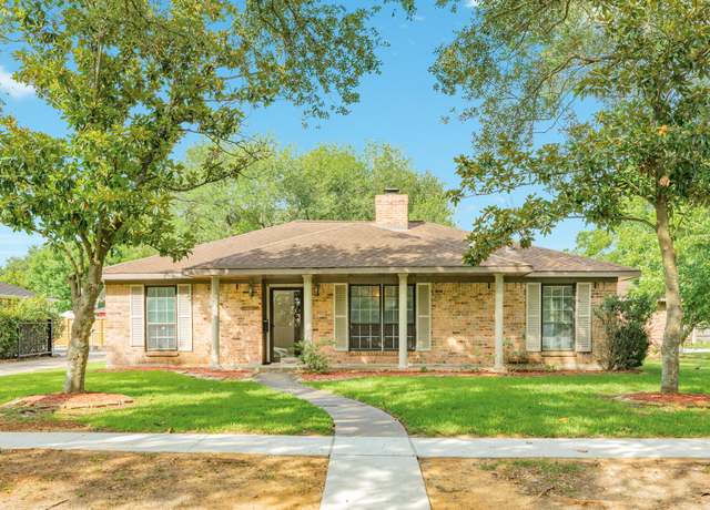 Property at 2910 Castle Ct, Pearland, TX 77581, 3 beds, 2 baths