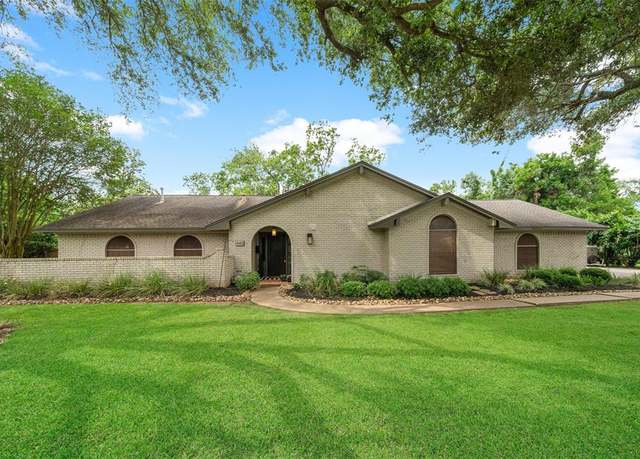 Property at 446 Forest Dr, Lake Jackson, TX 77566, 4 beds, 2.5 baths