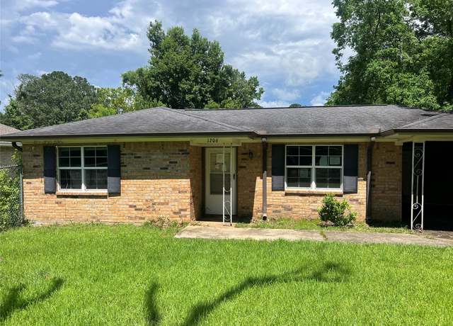 Property at 1206 Hopkins Dr, Jasper, TX 75951, 3 beds, 1.5 baths