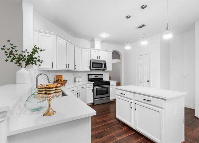 Property at 2023 Creek Run Dr, Pearland, TX 77584, 4 beds, 2.5 baths