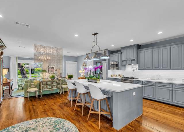 Property at 1819 Mill Creek Dr, Houston, TX 77008, 3 beds, 3 baths