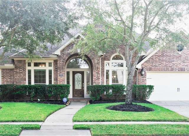 Property at 13804 Lakewater Dr, Pearland, TX 77584, 4 beds, 3 baths