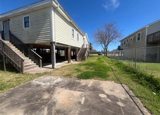 Property at 118 17th St, Dickinson, TX 77539, 2 beds, 2 baths