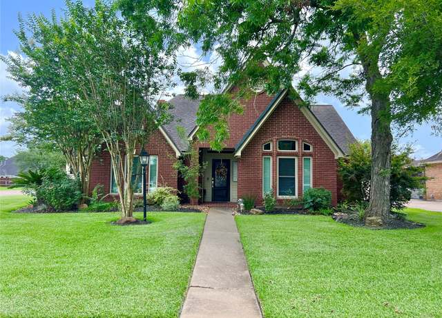 Property at 51 S Trillium Ct, Lake Jackson, TX 77566, 3 beds, 2 baths