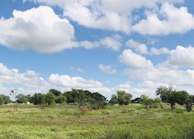 Property at 762 Stallion Cir, Angleton, TX 77515