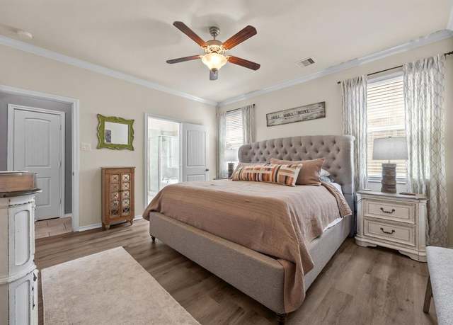 Property at 6857 Dogwood Cliff Ln, Dickinson, TX 77539, 4 beds, 2.5 baths