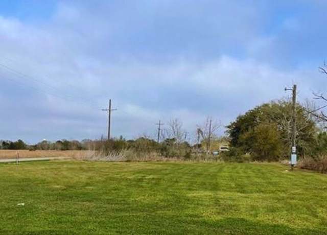 Property at 106 W Bayshore Rd, Anahuac, TX 77514