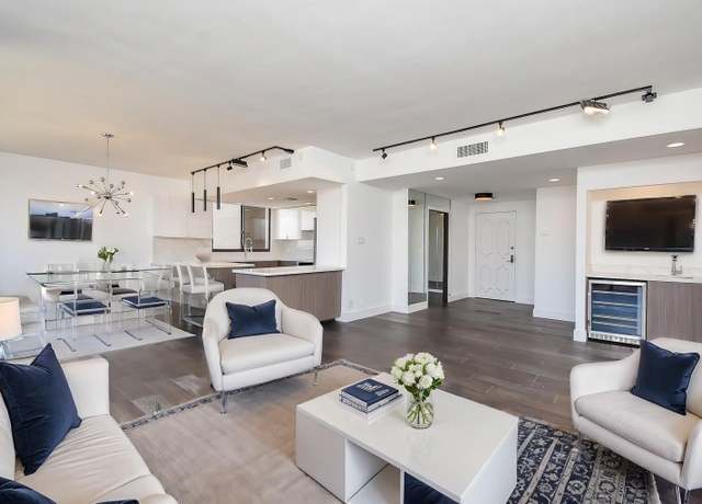 Property at 49 Briar Hollow Ln #1106, Houston, TX 77027, 2 beds, 2 baths