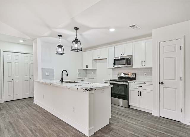Property at 512 Stoneledge Dr, Friendswood, TX 77546, 4 beds, 3 baths