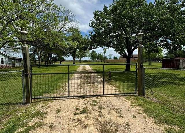 Property at 1701 Bayou Dr, Bay City, TX 77414