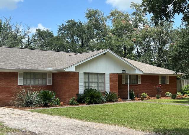 Property at 1106 Chapel Ln, El Campo, TX 77437, 3 beds, 2 baths