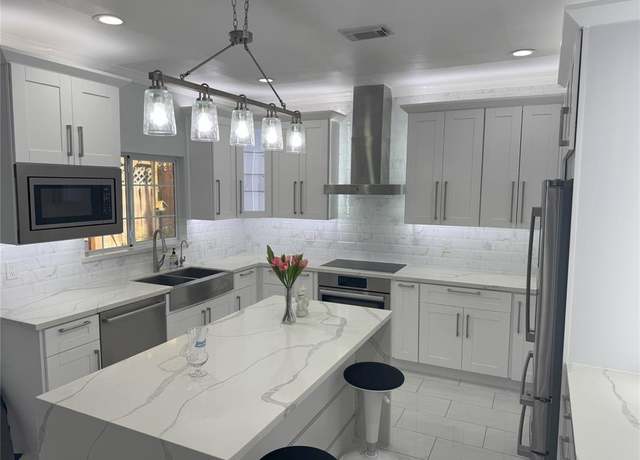 Property at 840 Threadneedle St #220, Houston, TX 77079, 3 beds, 2.5 baths