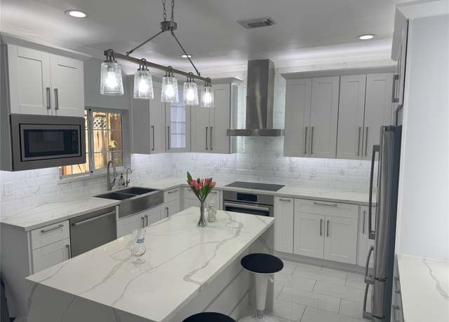 Property at 840 Threadneedle St #220, Houston, TX 77079, 3 beds, 2.5 baths