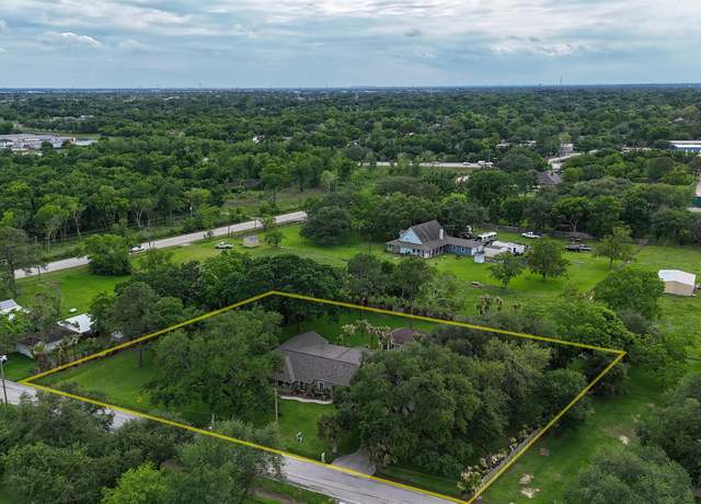 Property at 104 Smith Ln, League City, TX 77573, 4 beds, 4.5 baths