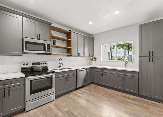 Property at 1115 Augusta Dr #26, Houston, TX 77057, 3 beds, 2.5 baths