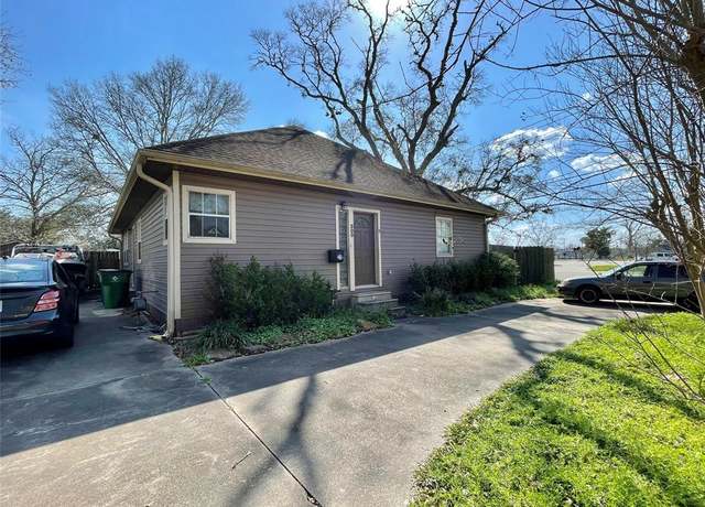 Property at 300 E Locust St, Angleton, TX 77515, 4 beds, 2 baths