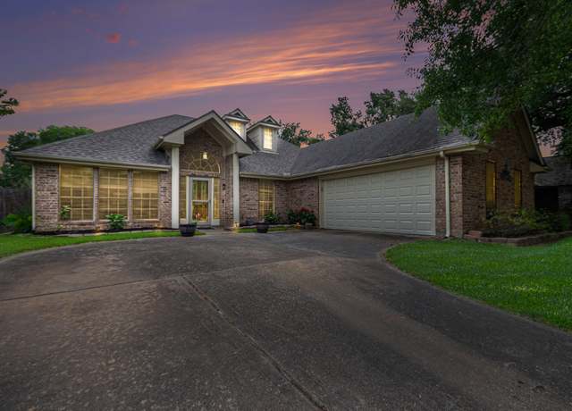 Property at 1813 Oak Wood Dr E, Pearland, TX 77581, 3 beds, 2 baths