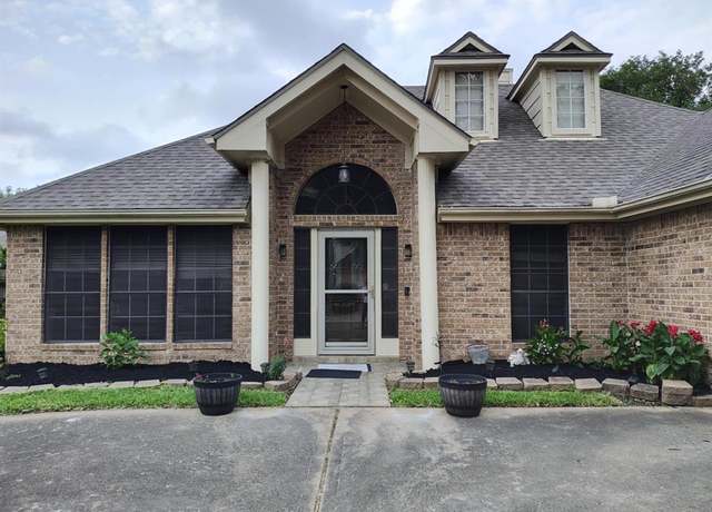 Property at 1813 Oak Wood Dr E, Pearland, TX 77581, 3 beds, 2 baths