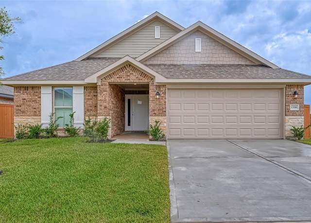 Property at 31 Greenbriar Loop, Angleton, TX 77515, 4 beds, 2 baths