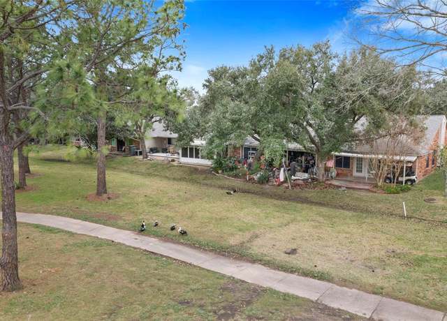 Property at 654 W Country Grove Cir, Pearland, TX 77584, 2 beds, 2 baths