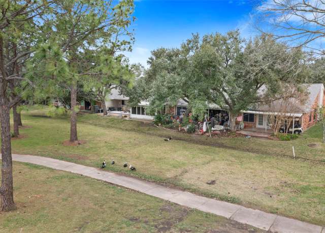 Property at 654 W Country Grove Cir, Pearland, TX 77584, 2 beds, 2 baths
