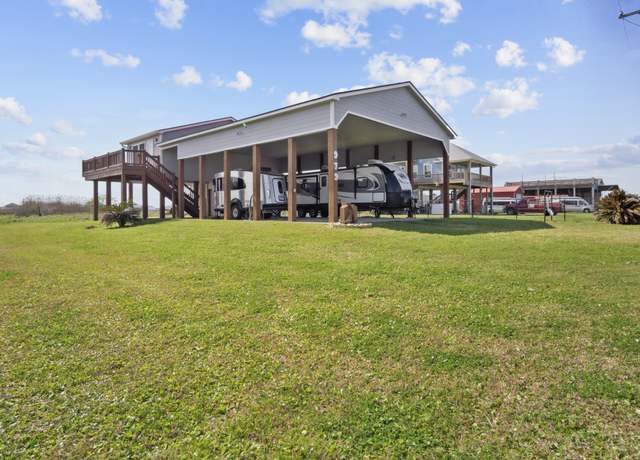 Property at 979 Sea Spray Dr, Crystal Beach, TX 77650, 1 bed, 1.5 baths