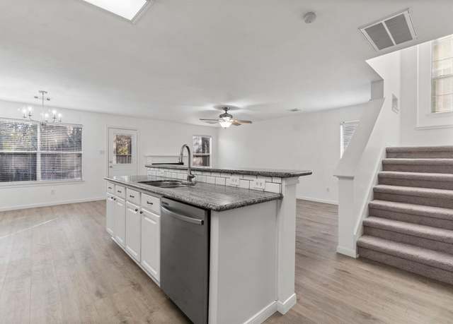 Property at 122 S Walden Elms Cir, The Woodlands, TX 77382, 3 beds, 2.5 baths